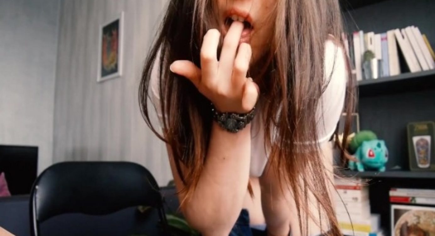 18 Yaşındaki Kız Kendisini Videoya Çekiyor